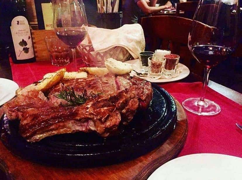 Una costata di manzo all'osteria Da Marino. Nella foto sotto, le polpettine di carne di aMano