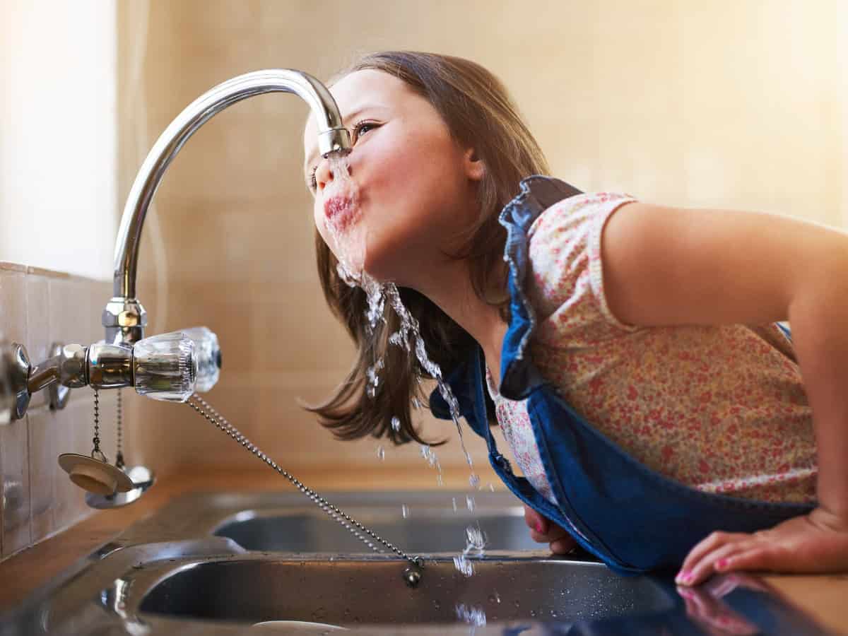 "L'acqua del rubinetto è sicura al 99%", ma un italiano su tre non si fida. L'indagine dell'Istituto superiore di sanità