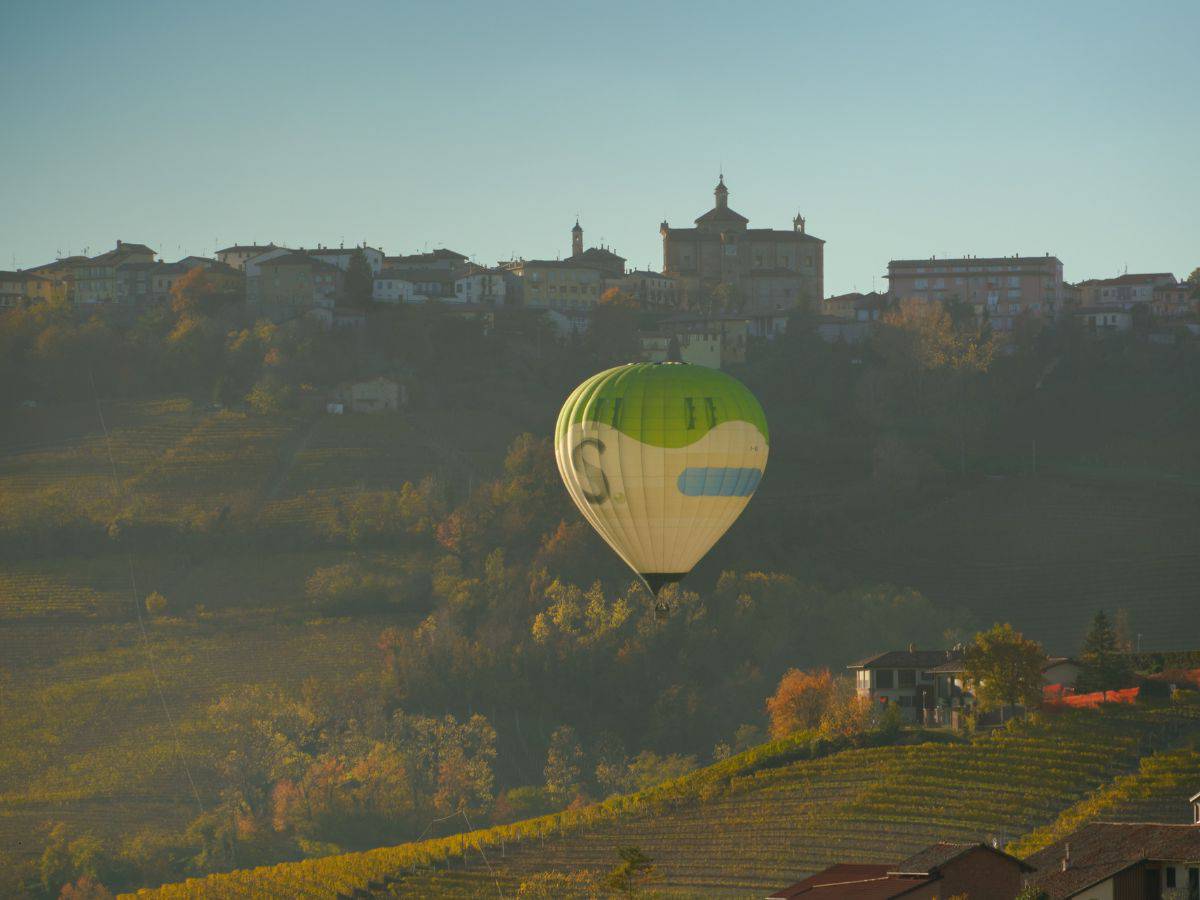 Scoprire i vigneti delle Langhe da un singolare punto di vista. Racconto di un volo in mongolfiera