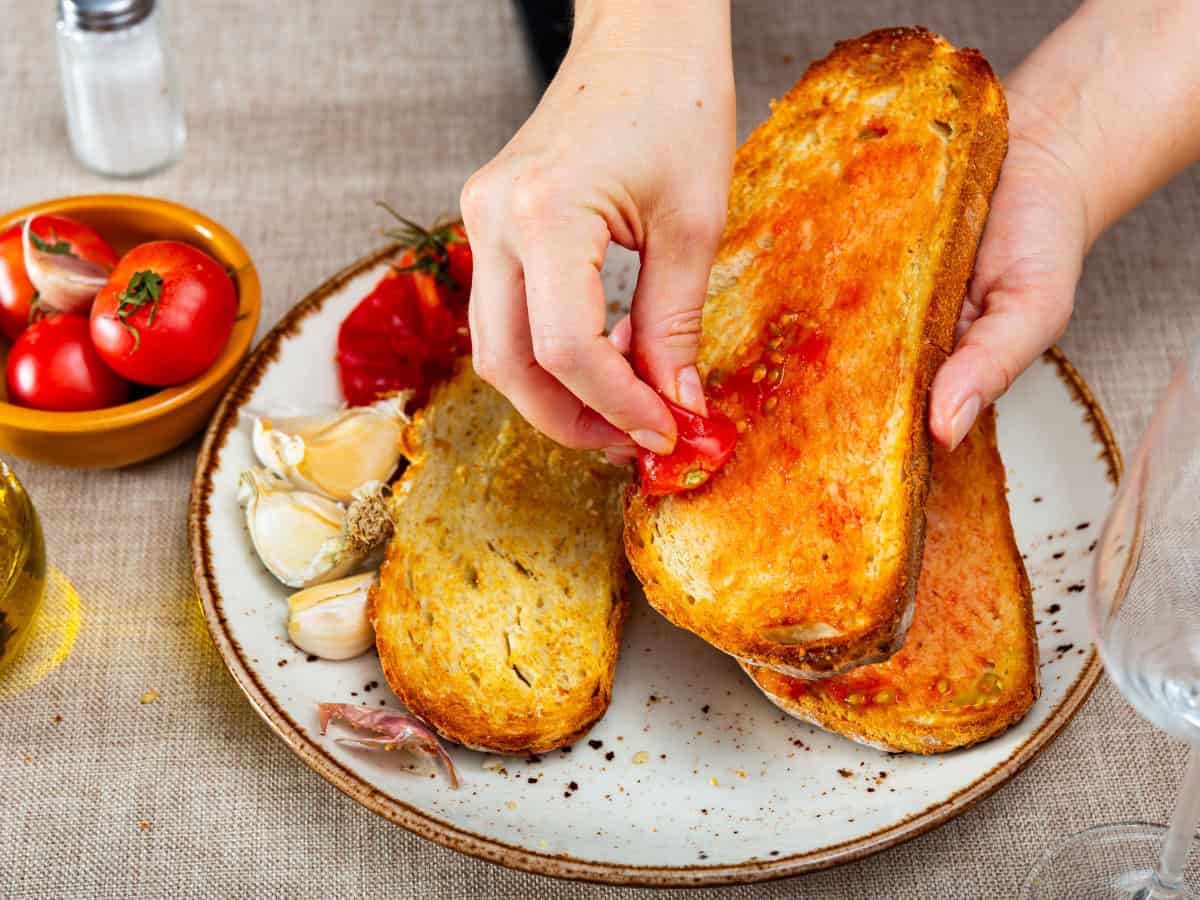 Pan con tomate: storia della “bruschetta” spagnola nata nelle campagne della Catalogna