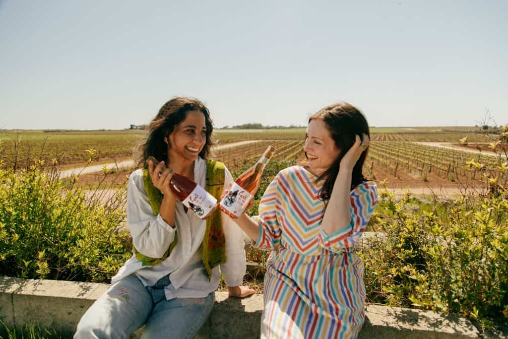 La vignaiola Alessandra Quarta e la cantante Sophie Ellis Bextor danno vita a un nuovo vino: ecco la storia del loro rosato