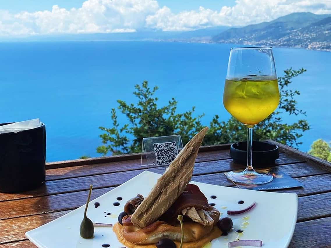 Da rifugio antiaereo a meta nascosta, il bar scavato nella roccia sul Golfo Paradiso