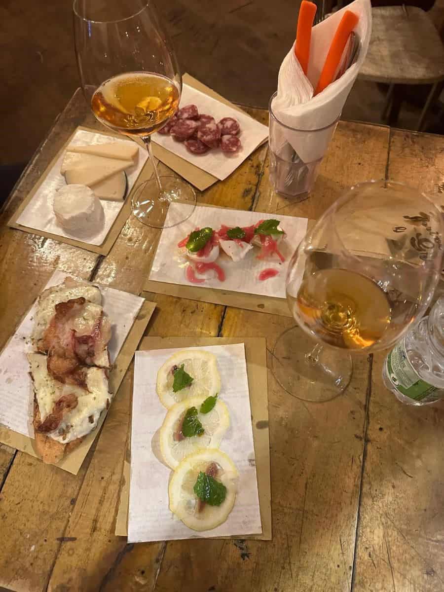 Vermut, Catania - Finger food siciliano ai tavoli all'aperto