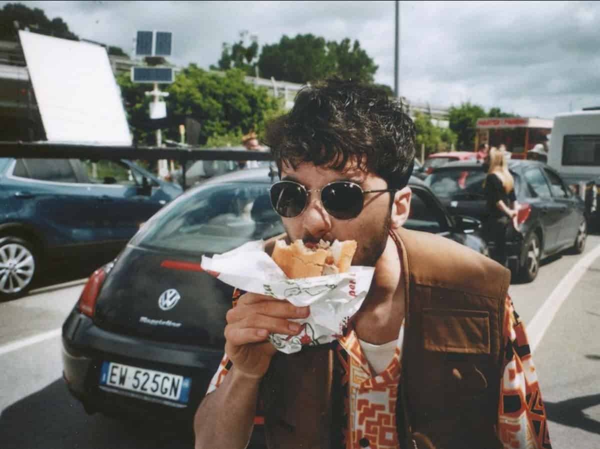 Dopo Ragù e Aglio e olio, Fulminacci si butta sulla pizza: nasce la collaborazione del cantautore con con Berberè