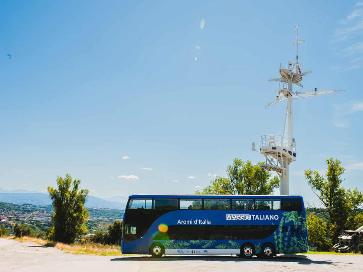 Il bus-ristorante con tavoli e cucina dove assaggiare i migliori prodotti italiani