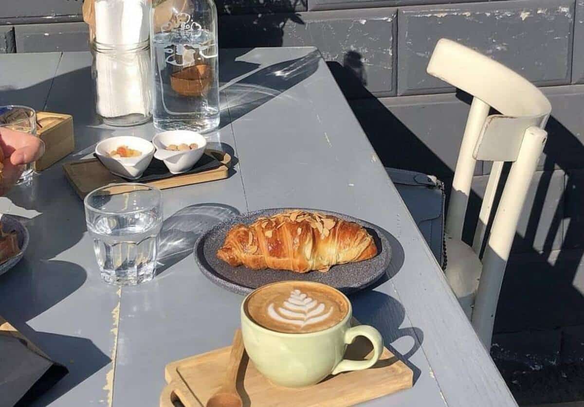 La caffetteria specialty nascosta dietro il cimitero di un paesino fuori Napoli