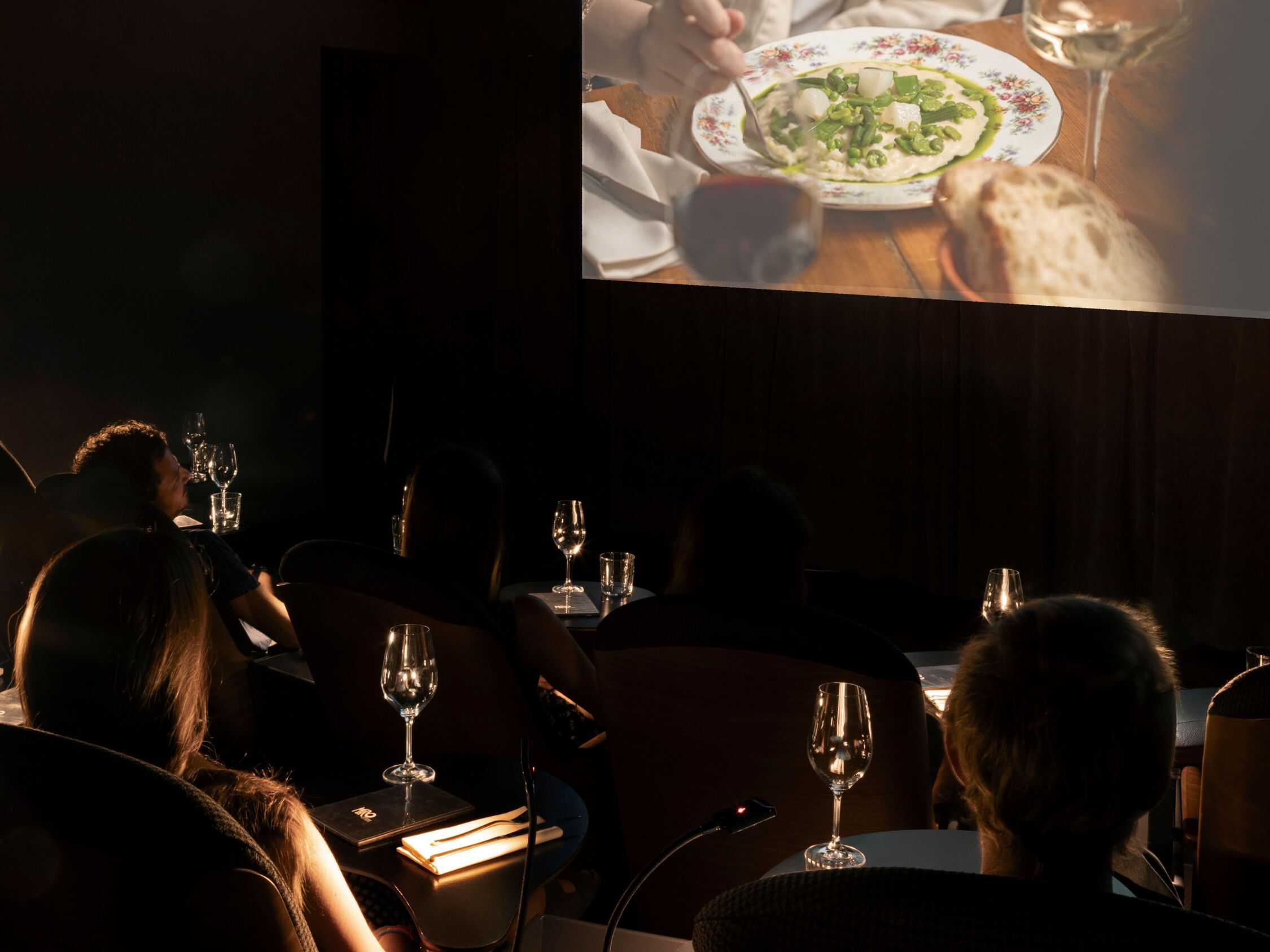 Ecco perché il cinema al ristorante non funziona