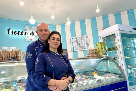 «Il gelato si mangia prima con gli occhi!». La storia di Fabiana Iovino e di Germano Ponti della gelateria Fiocco di Neve in Val di Susa