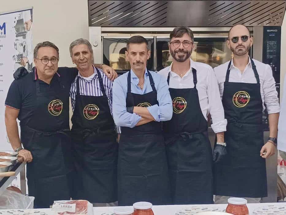 Vincenzo D'Apote con suo padre e la squadra di La Cruna del Lago