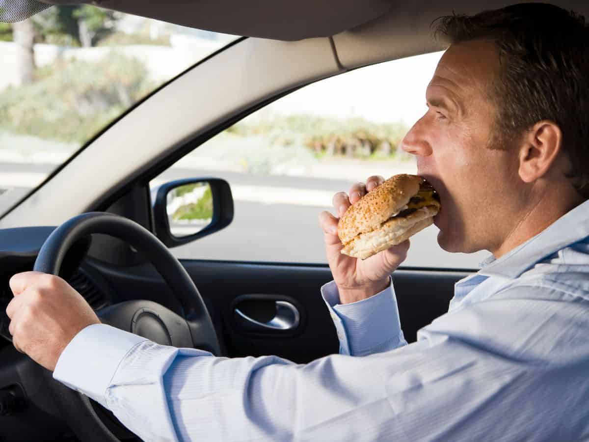 I food influencer che recensiscono i piatti mangiando in auto hanno capito niente dei ristoranti