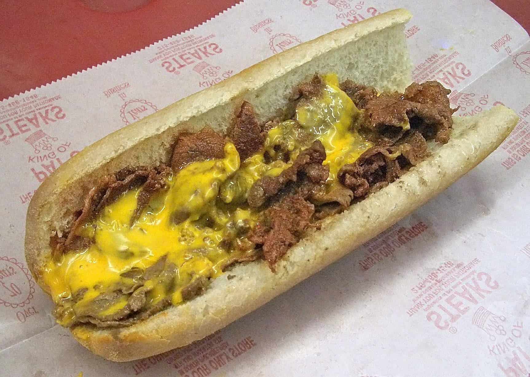 La sfida tra Harris e Trump passa per un iconico panino. La curiosa storia del Philly Cheesesteak