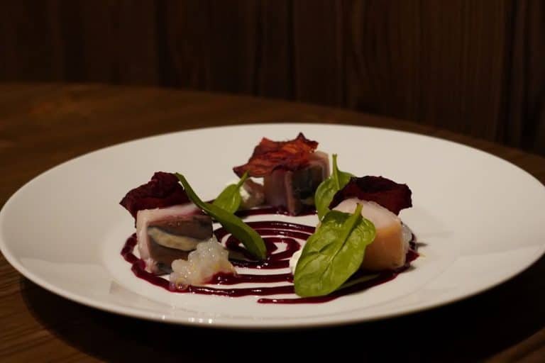 Storione bianco affumicato, crema e chips croccanti di rapa rossa, crème fraîche e “caviale” di limone - Ristorante Sücar Brüsc, Mantova