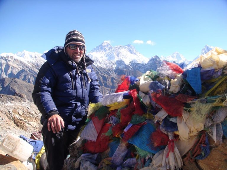 |Norbert Niederkofler in Nepal|Norbert Niederkofler mentre cucina il risotto in Nepal