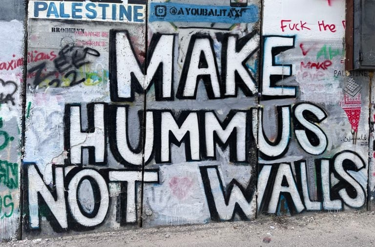 Murales muro gerusalemme - make hummus not walls|l'hummus di Tamimi e Ottolenghi