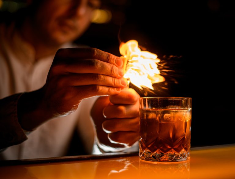 Mixology. Foto: Maxim Fesenko / ISTOCK|L'interno della distilleria Chopin che ha firmato la prima vodka "premium" al mondo|||Il pascolo davanti allo stabilimento Kilchoman su Islay