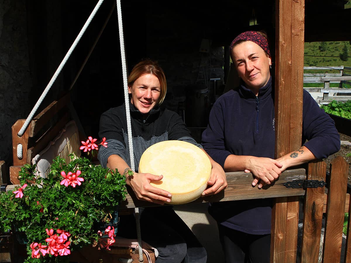 La malga remota di Sauris dove alcune donne producono grandi formaggi anche grazie alla mucca Nina