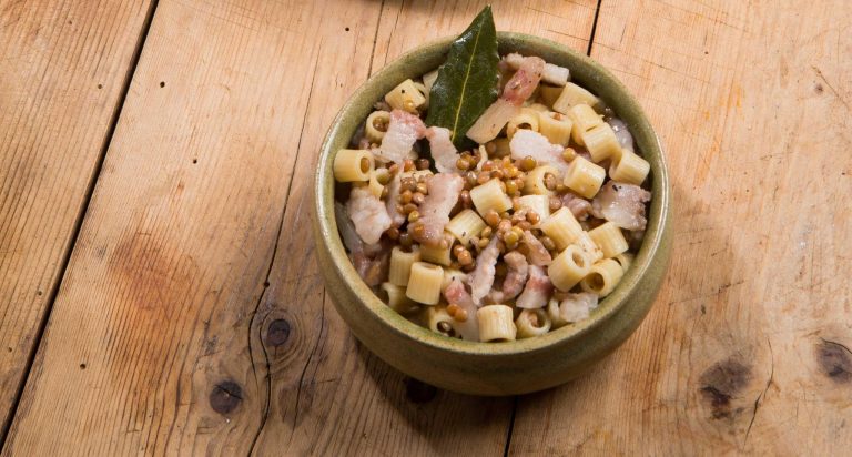 Tubetti e Lenticchie: pasta con le lenticchie e guanciale in una ciotola tonda|Giorgione