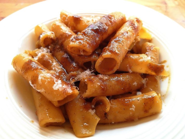 Ziti con sugo di carne|Sugo di carne ricetta. Ingredienti per il brodo|Sugo di carne ricetta. Il brodo prima della filtratura|Sugo di carne ricetta. Ingredienti per il sugo di carne|Sugo di carne ricetta. Aggiunta del brodo alla carne rosolata|||Gli ziti da condire con il sugo di carne|Carne del sugo di carne sfilacciata|