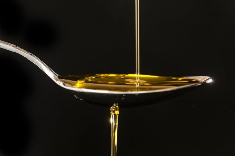 Olio che cade su un cucchiaio|L'ingresso del Sol di Verona|Paolo Grimelli|Pietro Intini|Un cartelo pubblicitario pubblicizza un olio a 1