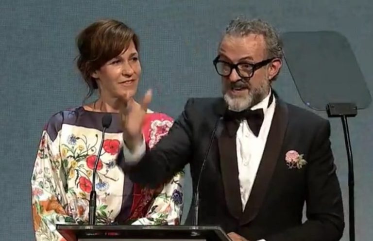 Massimo Bottura e Laura Gilmore sul palco della World's 50 Best Restaurants 2018