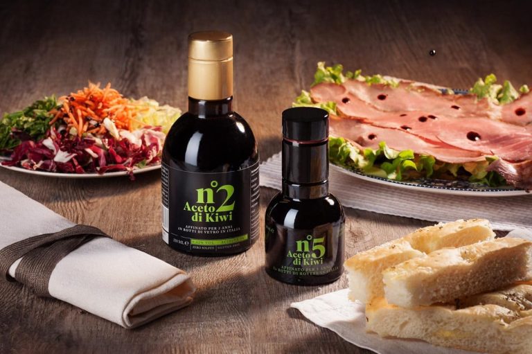 Bottiglie di aceto di kiwi in tavola||Cioccolato e aceto di kiwi|Prodotti dell'Agro del Kiwi|Piantagione di kiwi