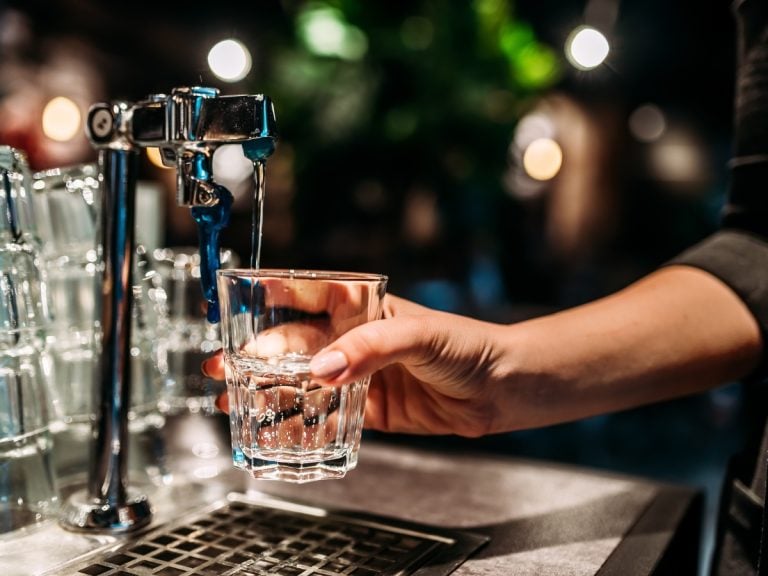 |servizio dell'acqua a tavola|acqua_ foto di Nils Stahl - unsplash||