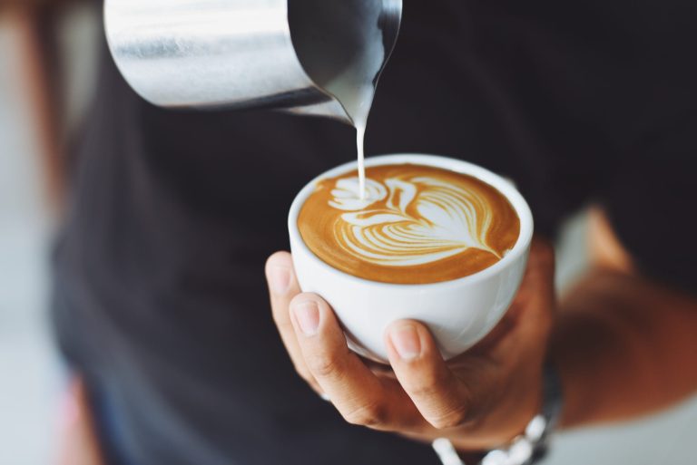 Preparazione di un cappuccino al bar