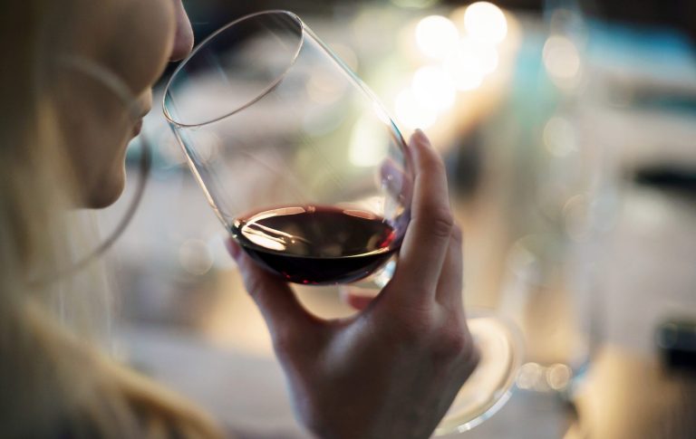 donna con vino rosso|acquisto vino online|food delivery|cioccolata|cassetta verdure a domicilio||Insegna ristoranti aperti|pizza|farina