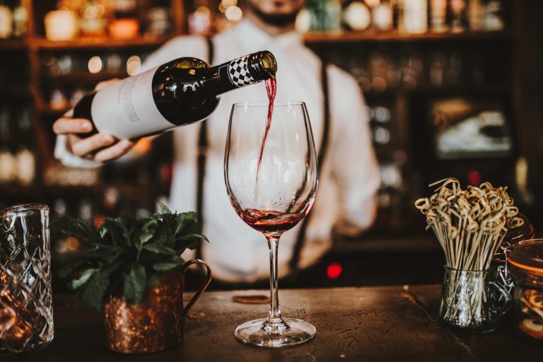 Cameriere che serve calice di vino|La Tana