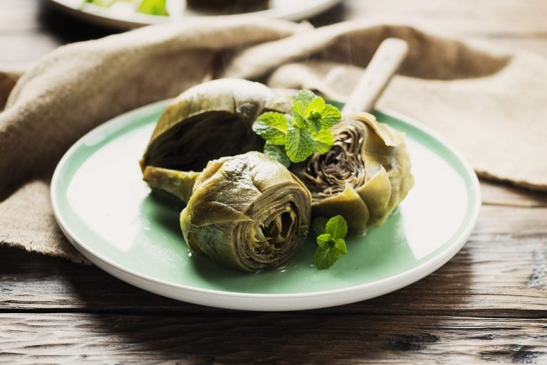 Prodotti tipici del Lazio: carciofi alla romana|Pane di Genzano|Bucatini crudi|Carciofi romaneschi|Nocciole|Pecorino romano|Pizza a taglio|Porchetta|Tiella di Gaeta|Coppiette|Ciambelline al vino con bicchieri di vino rosso|