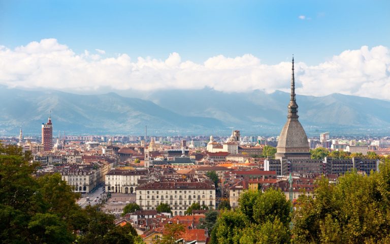 Vista panoramica di Torino con la Mole|farmacia_cambio3|limonaia mangiare all'aperto a Torino||