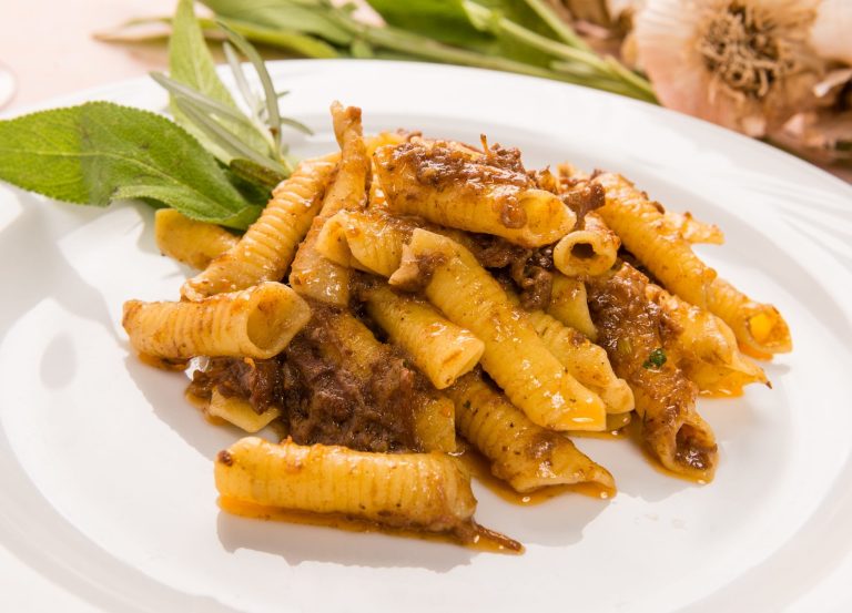 Maccheroni al pettine: prodotti tipici delle Marche|Crescia|Vincisgrassi||Tacconi|Stroncatelli|Cutanei|Calcioni|Salame di Fabriano|Mistrà|Maccheroni al pettine|Formaggio di fossa|Ciauscolo|Ciambella al mosto cotto|Bostrengo|Galantina|Ciambellone|Olive all'ascolana