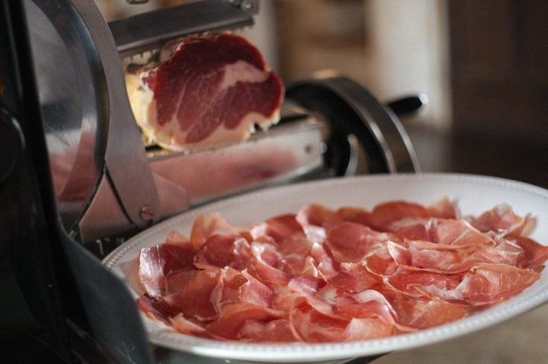 Il culatello Spigaroli affettato|Massimo e Luciano Spigaroli sull'uscio dell'Agribottega|Verdura fresca alla bottega Spigaroli|la carne all'Agribottega Spigaroli|I tavoli all'aperto del Bar-so all'Antica Corte Pallavicina|I campi dell'azienda Spigaroli|agribottega