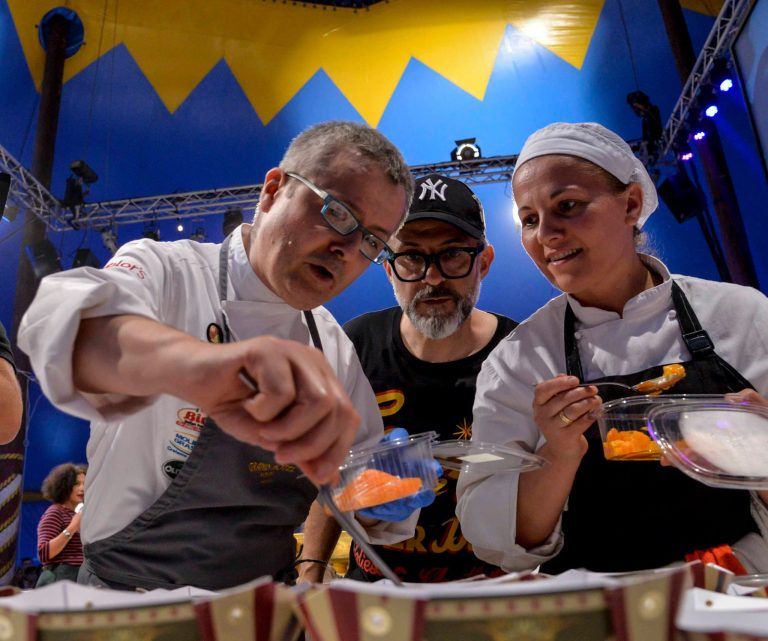 Massimo Bottura e gli chef di Al Meni|Il tendone da circo di Al Meni a Rimini