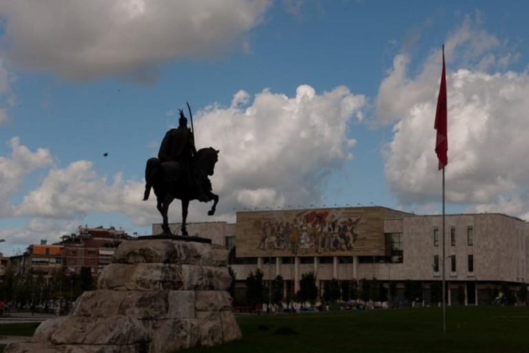 Tirana|Olive Albania foto Antonio Caso|Gliko di Permet foto lugaeargjendte|Mele di Korca foto Pagina Facebook Molle Korça