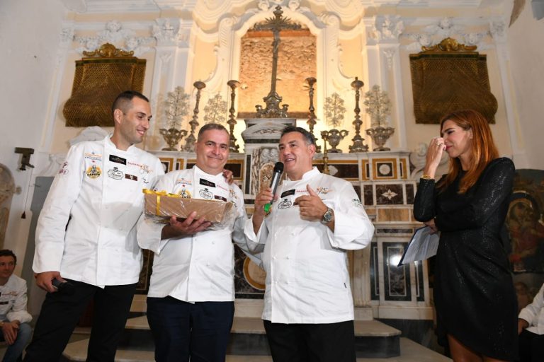 Alfonso Pepe con Nicola Pansa e Sal De Riso|La sfogliatella Santarosa di Alfonso Pepe|Alfonso Pepe mentre raccoglie i fichi