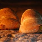 Due pagnotte di Altamura nel forno in pietra