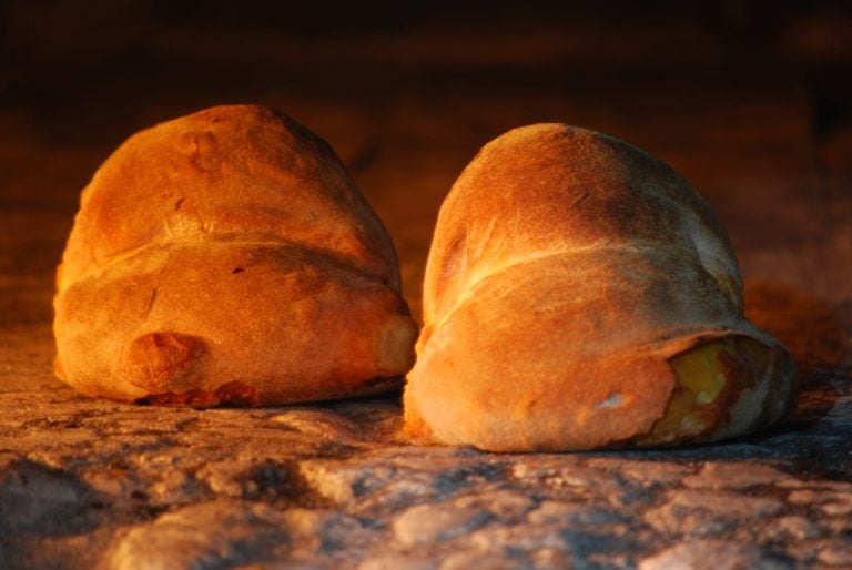 Due pagnotte di Altamura nel forno in pietra