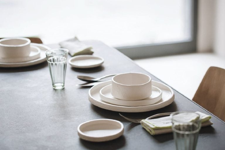 Altatto la ise en place con le ceramiche bianche|La mise en place di un ristorante