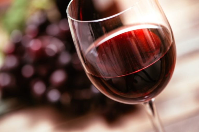 Un calice di vino rosso|Produzione mondiale vino 2021