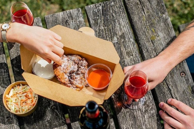 Pollo fritto e vino su tavolo in legno in giardino|Funghi fritti con salse di Amass|Il giardino di Amass|Mangiare sul prato pollo fritto e una bottiglia di vino|Amass visto dal prato antistante