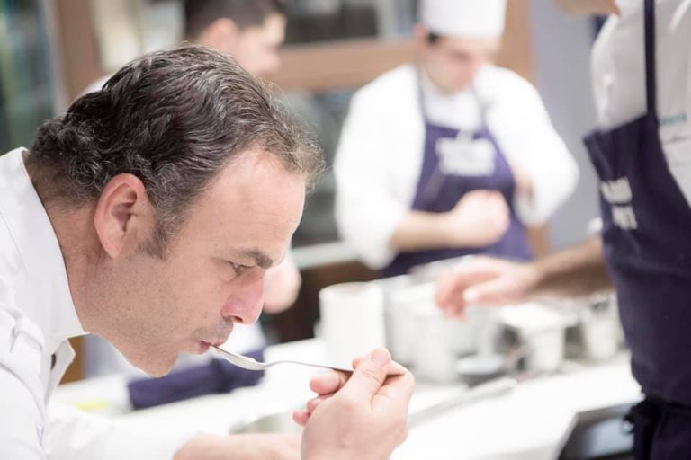 Chef Angel León assaggia un suo piatto|Chef Angel León durante il congresso gastronomico spagnolo Encuentro de los mares|Lo chef Angel Lèon tiene in mano una sua creazione con il pesce