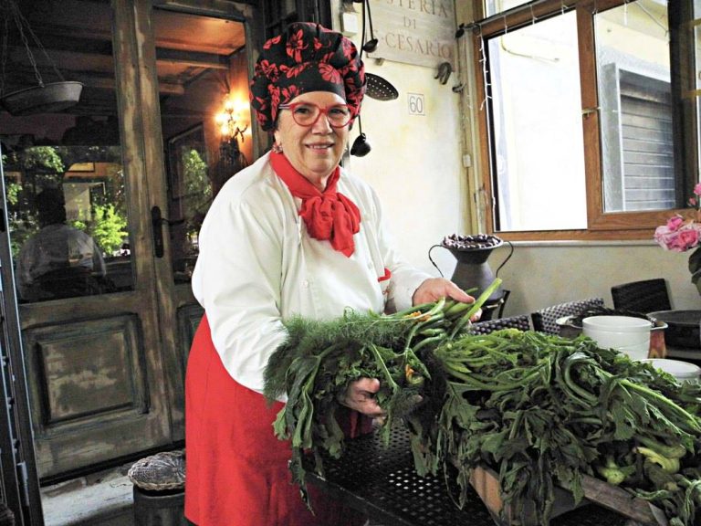 Anna Dente all'entrata dell'Osteria di San Cesario|Anna Dente in cucina