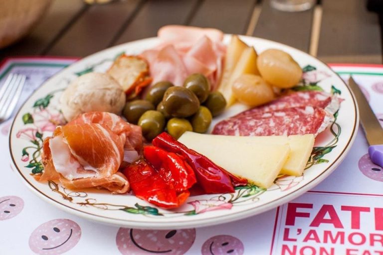 L'antipasto all'italiana Da Panino||Un piatto di mortadella Da Panino|Tortellini alla superpanna Da Panino|Panino svuotafrigo da Panino: salame