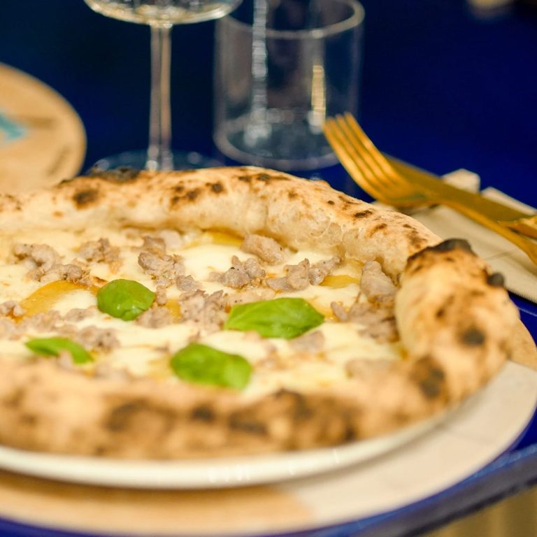 La pizza di Francesco Martucci per Sophia|Il giardino di Gurdulù a Firenze|Il giardino del Palagio a Firenze|L'insegna di Sophia a Firenze|Tavoli in piazza per il Magazzino a Firenze|Tavoli all'esterno del Santo Bevitore a Firenze|La terrazza della Leggenda dei Frati|Il cortile di Da Burde a Firenze|La corte del Vecchio e il Mare a Firenze