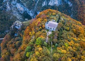 Una veduta dall'alto dell'Eremo di San Leonardo