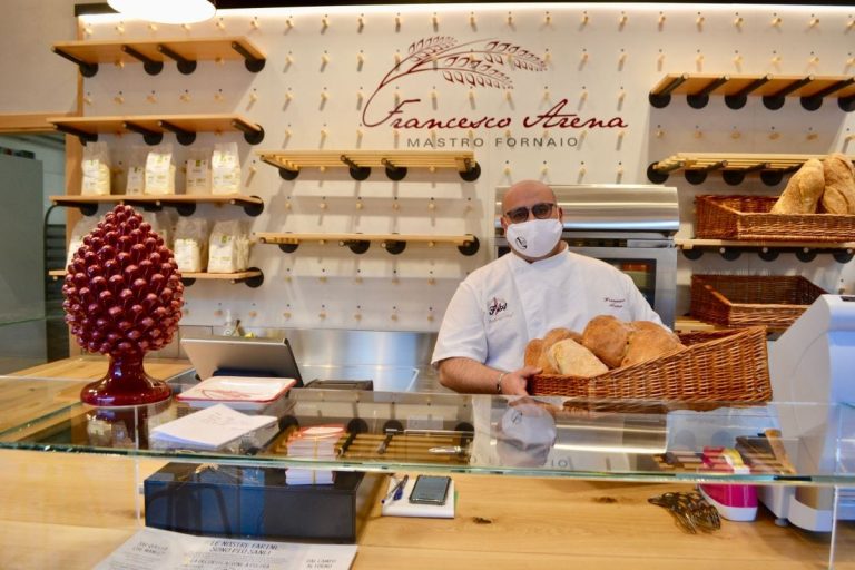 Francesco Arena nel nuovo panificio a Messina||Francesco Arena nel suo nuovo bistrot a Messina|||