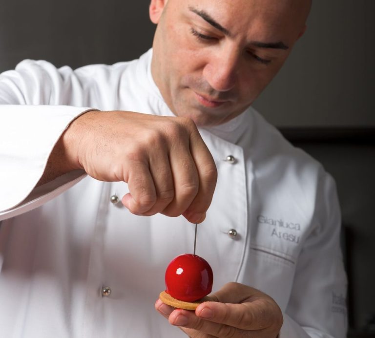 Gianluca Aresu|Vigili del Fuoco sul luogo dell'incendio in via Elmas a Cagliari|Il laboratorio di Aresu distrutto dal fuoco|Le torte della Pasticceria Piemontese di Cagliari|Gianluca Aresu