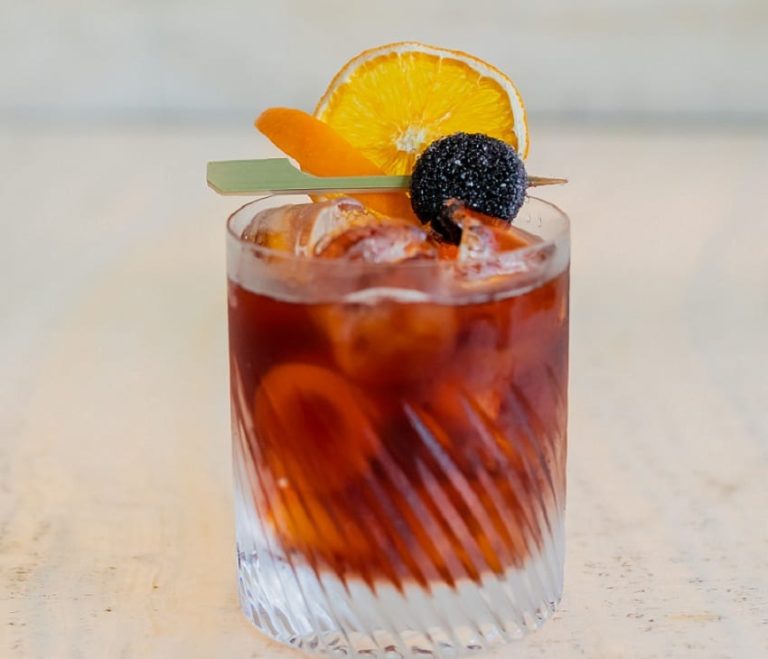 Milano 1981: Negroni ispirato a Giorgio Armani|Privé: cocktail con basilico al Bamboo Bar|Ginza: cocktail in coppa con guarnizione floreale al Bamboo Bar|