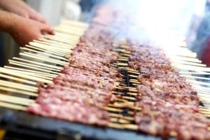 Arrosticini alla brace|Pistilli di zafferano|tartufo nero|Piatto di sagne e fagioli|Spaghetti alla chitarra|Pepatelli|Mortadella di Campotosto affettata|Vasi di miele|Vasetto con radici di liquirizia|Grano solina|Fiori di genziana|Ferratelle|Bocconotto di Castel Frentano|Confetti di Sulmona colorati